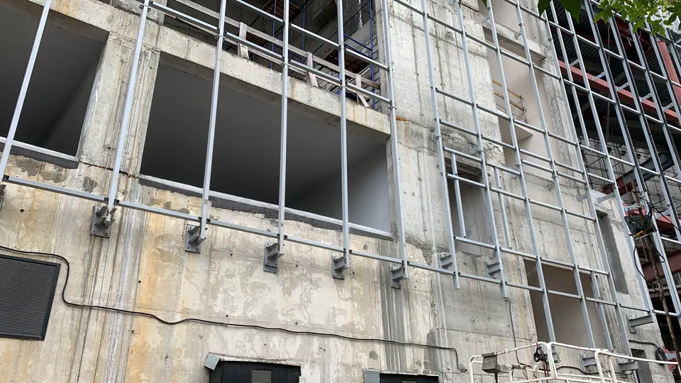 Металлические элементы на бетонном фасаде нового здания Третьяковской галереи