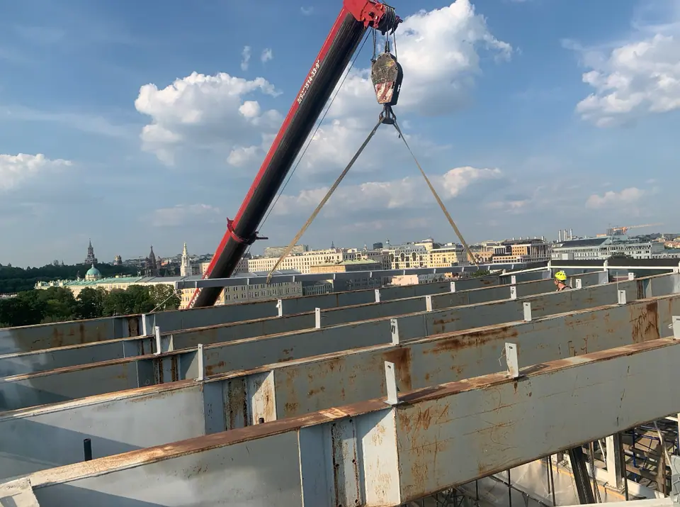 Кран подаёт балку на кровлю Третьяковской галереи